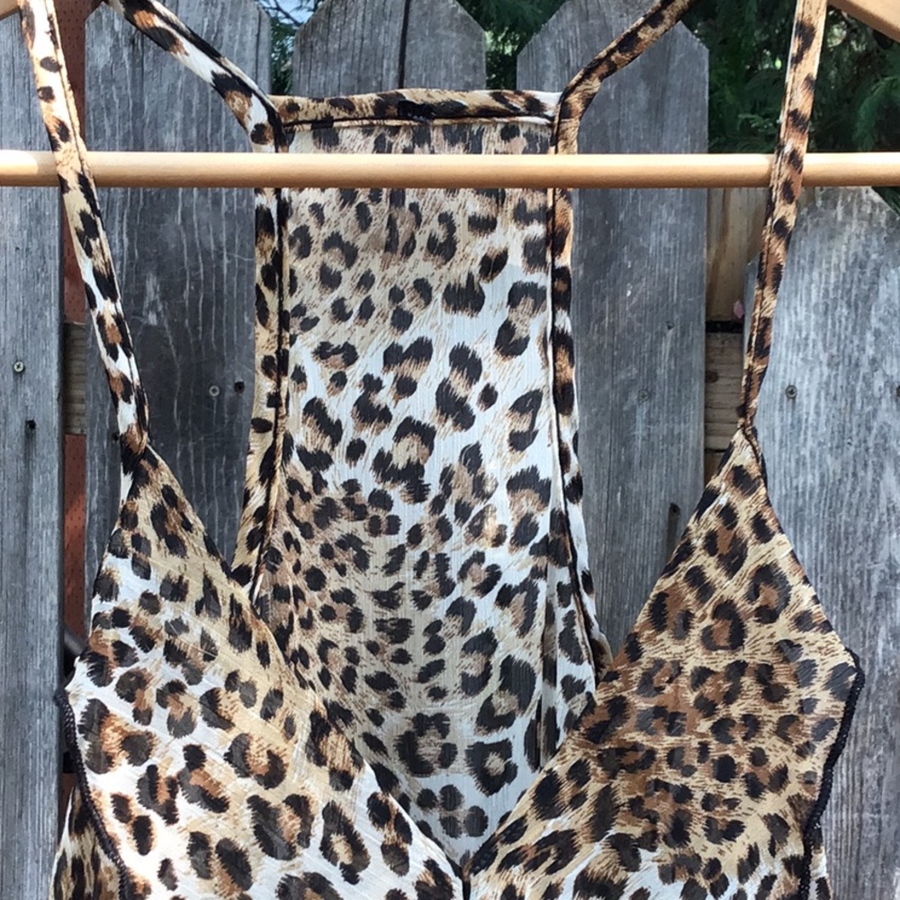 Light & Sheer Ruffle Tank Top - Picture 3 of 10